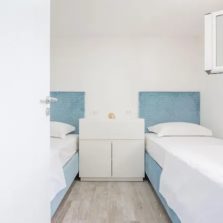 Perina Haven - Island Vis Beachfront Lägenhet Rogacic