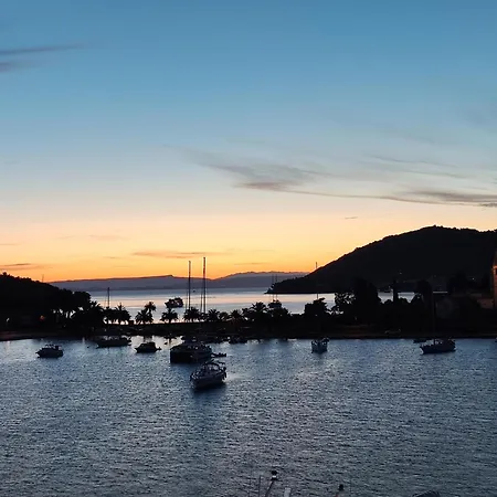 Perina Haven - Island Vis Beachfront Lägenhet *