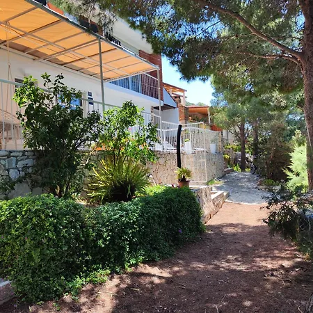 Perina Haven - Island Vis Beachfront Rogacic