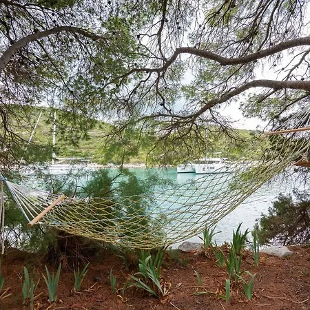 Perina Haven - Island Vis Beachfront アパート Rogačić