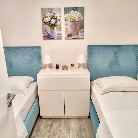 Perina Haven - Island Vis Beachfront アパート