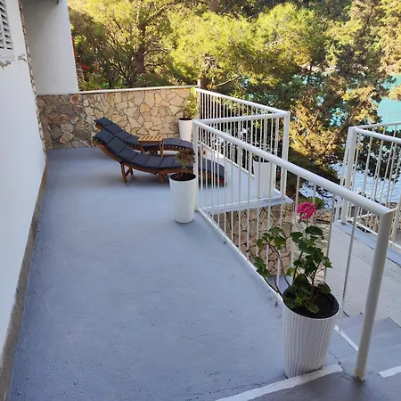 Perina Haven - Island Vis Beachfront Rogačić