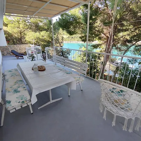 Apartamento Perina Haven - Island Vis Beachfront Rogacic