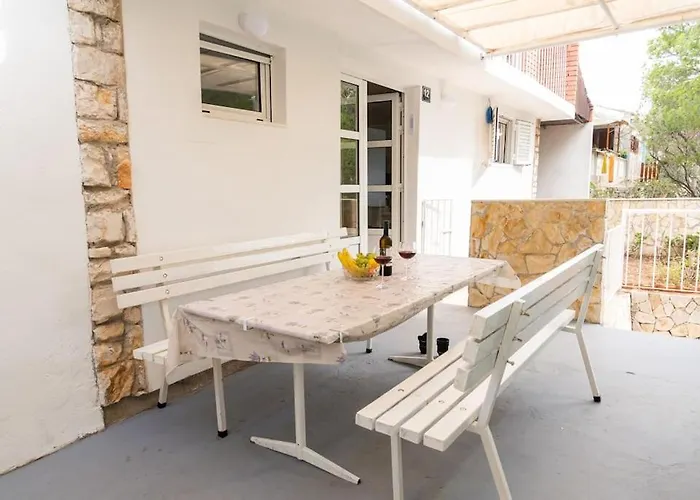 Daire Perina Haven - Island Vis Beachfront Rogacic