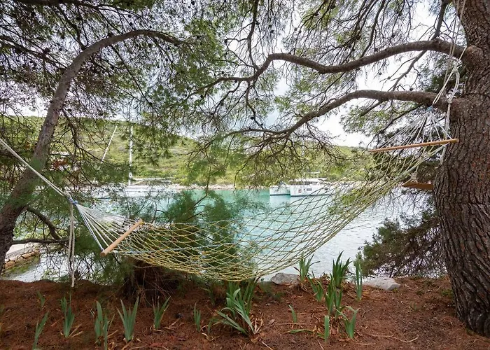 Perina Haven - Island Vis Beachfront Daire Rogacic