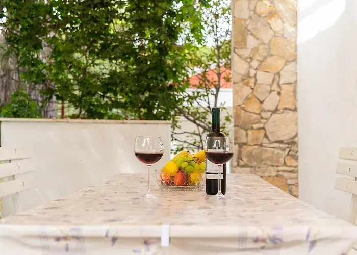 Perina Haven - Island Vis Beachfront Daire *