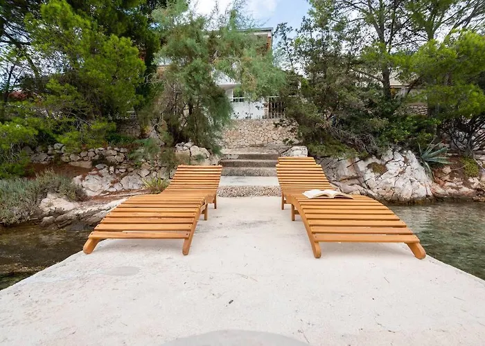 Perina Haven - Island Vis Beachfront Rogacic