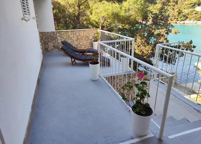 Perina Haven - Island Vis Beachfront Rogacic