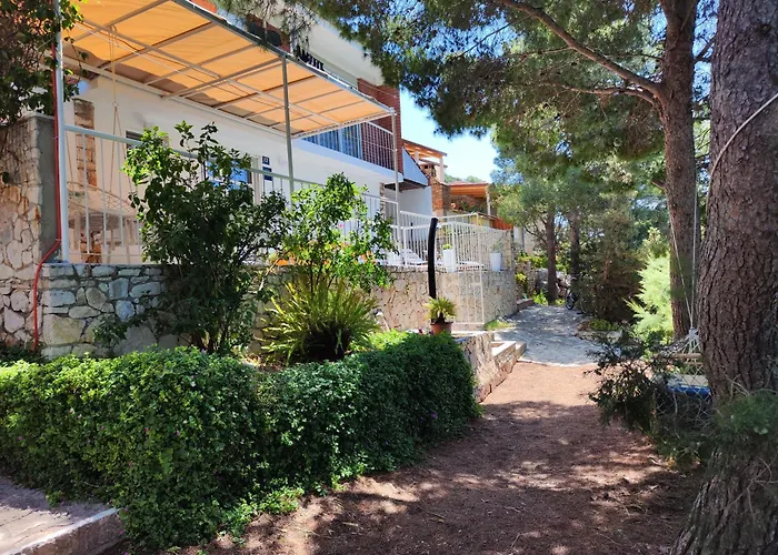 Perina Haven - Island Vis Beachfront Rogacic