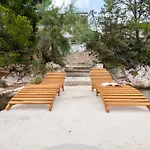 Perina Haven - Island Vis Beachfront Rogacic