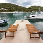 Perina Haven - Island Vis Beachfront