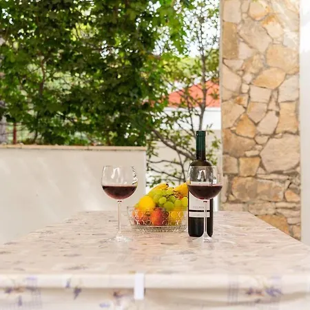 Perina Haven - Island Vis Beachfront Lejlighed *