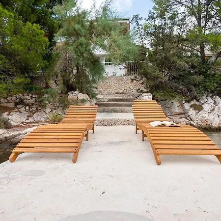 Perina Haven - Island Vis Beachfront Rogacic