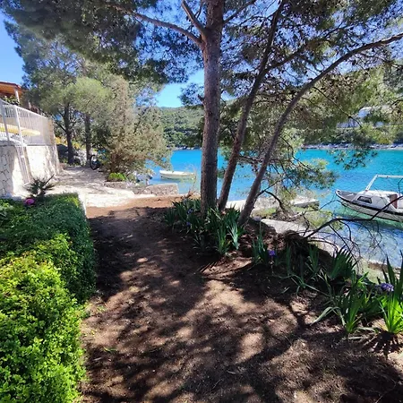Perina Haven - Island Vis Beachfront Rogacic